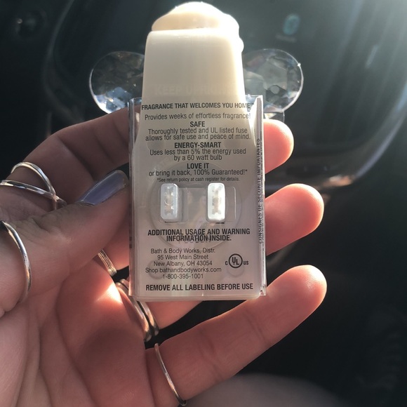 Wall flower plug from bath and body - Picture 2 of 2